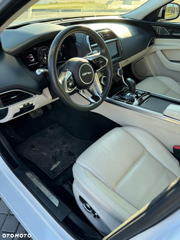 Jaguar XE - 32