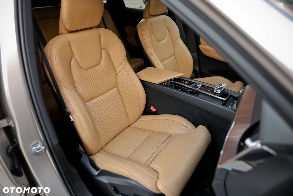 Volvo XC 60 B4 D AWD Ultimate Bright - 26