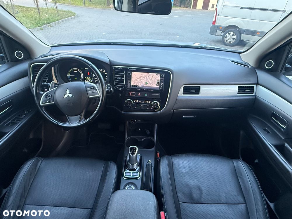 Mitsubishi Outlander 2.0 4WD Top - 25