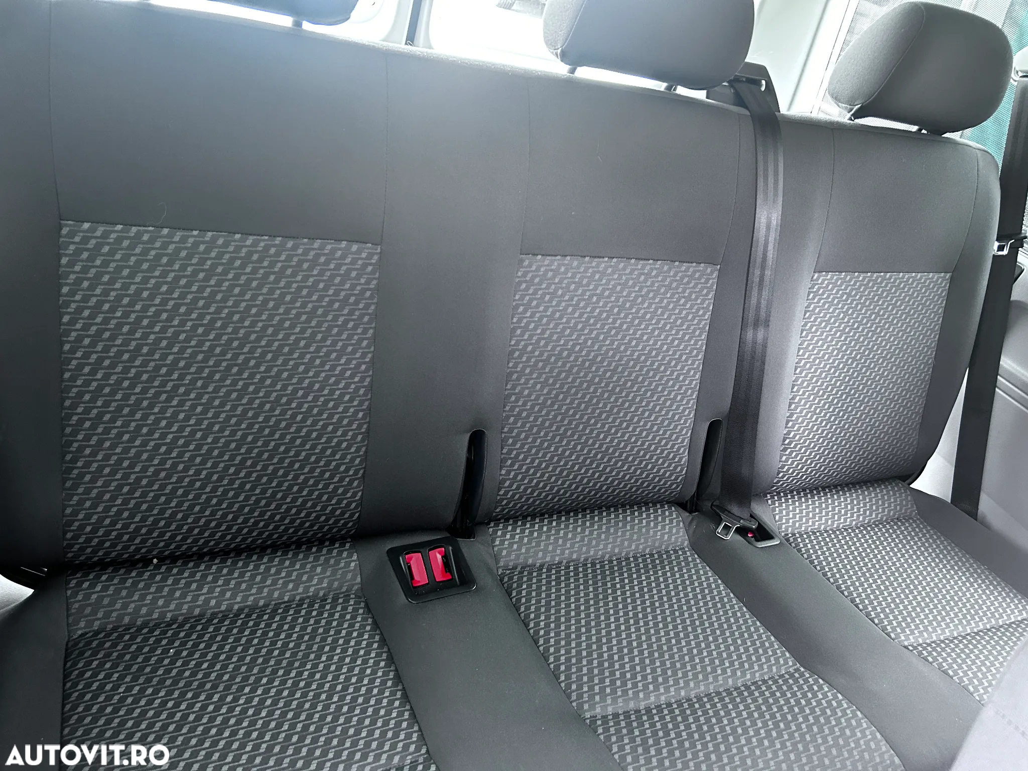 Volkswagen Caravelle - 10