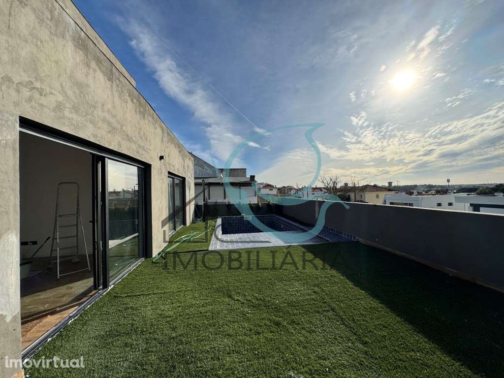Moradia contemporânea T3 com piscina e vista sobre Almada e Ponte 2... - Grande imagem: 2/16