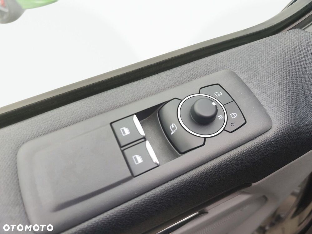 Ford Tourneo Custom - 12