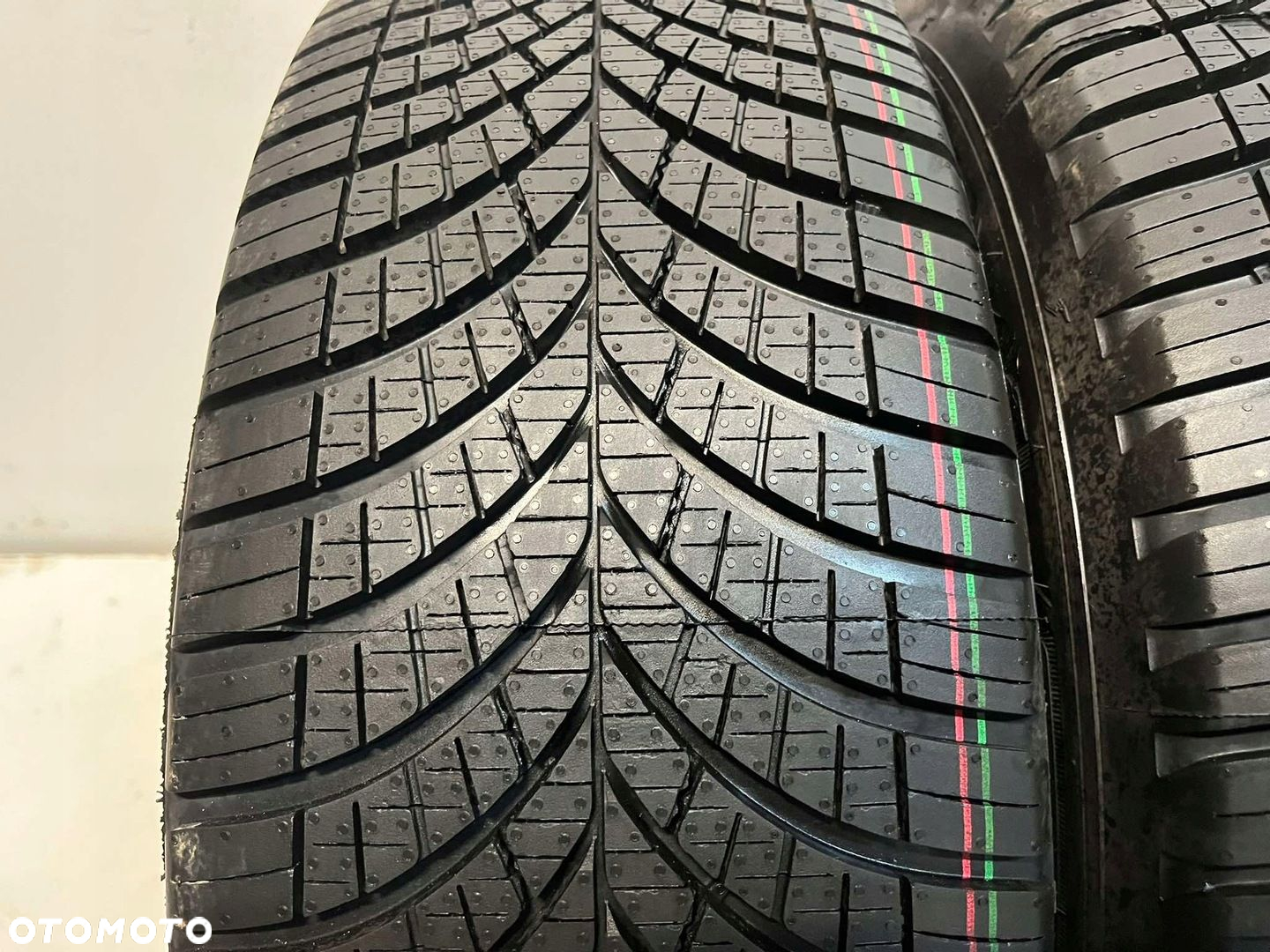 OPONY CAŁOROCZNE WIELOSEZONOWE GOODYEAR VECTOR 4SEASONS CARGO 235/65/16C - 2