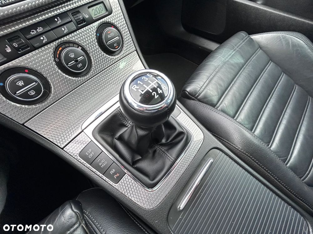 Volkswagen Passat Variant 2.0 TDI DPF R-Line Edition Plus - 22