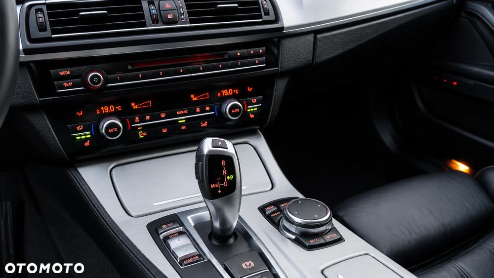 BMW Seria 5 525d Luxury Line - 26