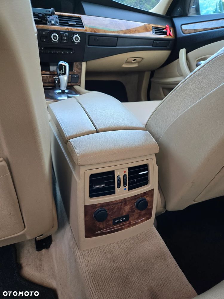 BMW Seria 5 525d - 37