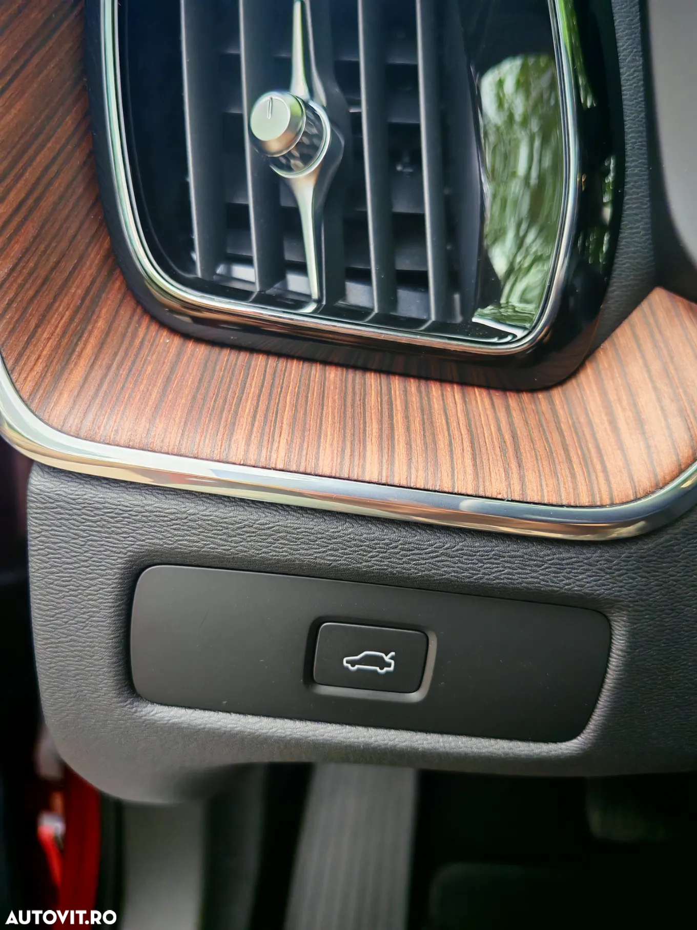 Volvo XC 60 B4 MHEV AT AWD Plus Dark - 14