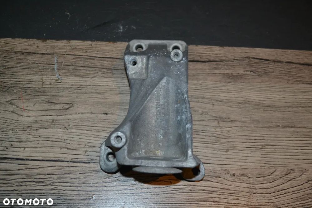 AUDI A4 B6 B7 ŁAPA SKRZYNI BIEGÓW 8E0399114L - 1