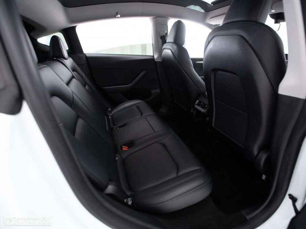 Tesla Model Y RWD — fotografia 11