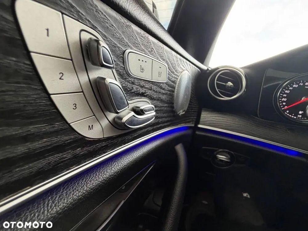 Mercedes-Benz Klasa E 300 9G-TRONIC - 22