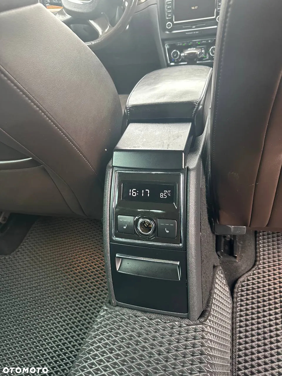 Skoda Superb 2.0 TDI L&K DSG - 35