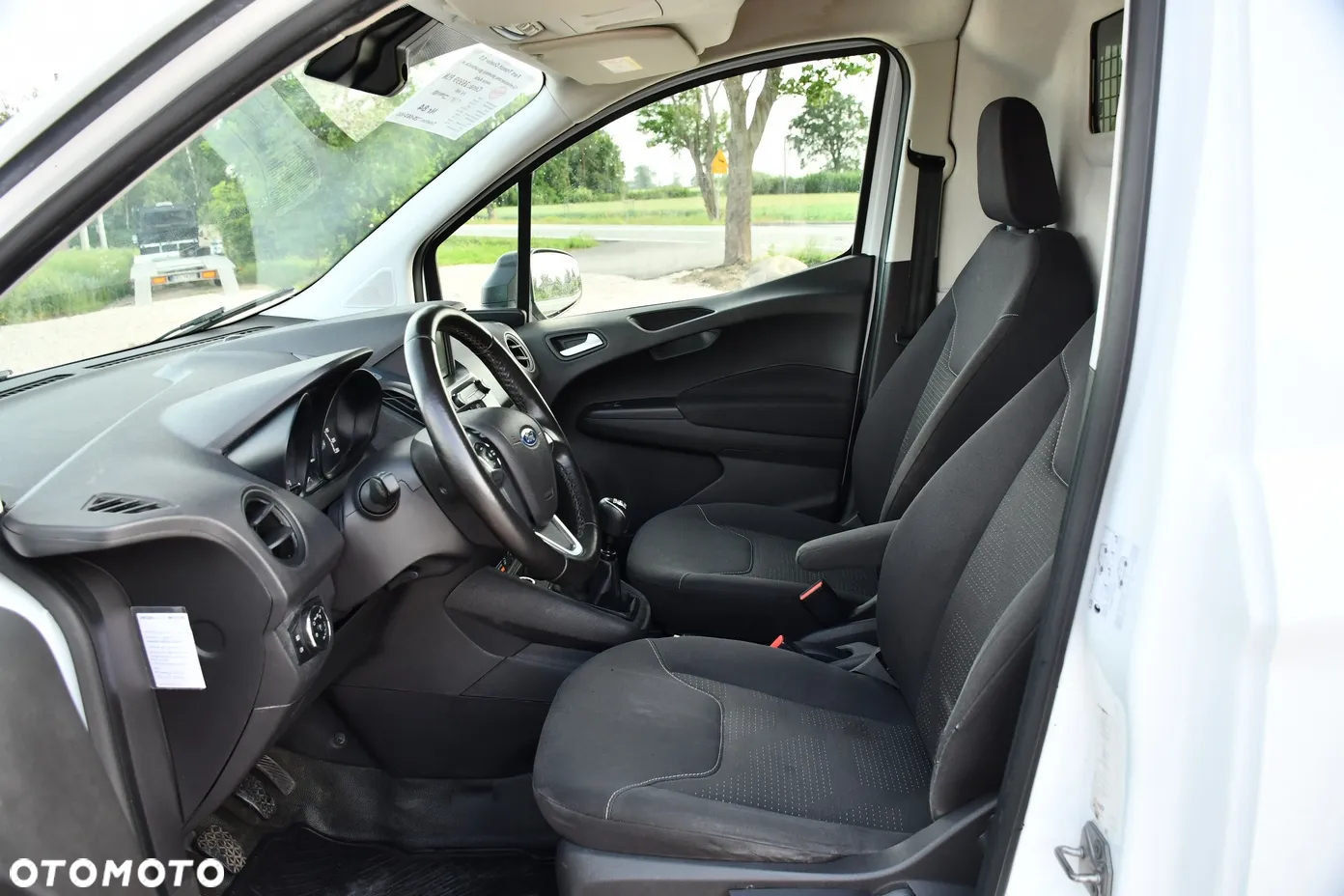 Ford Transit Courier - 29