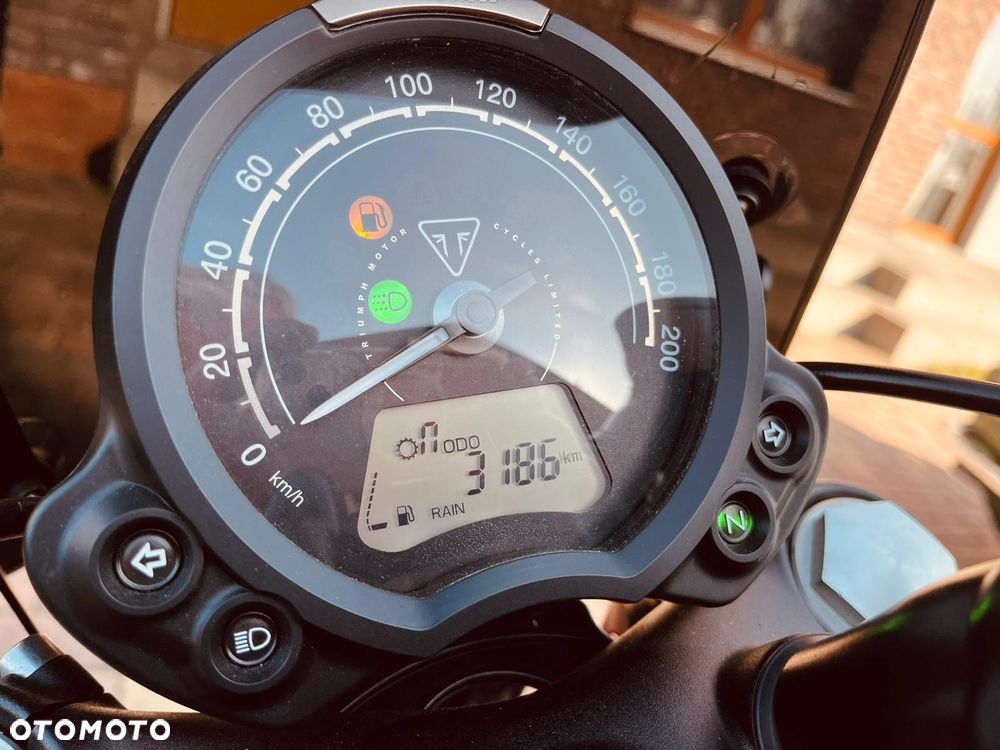 Triumph Bonneville Bobber - 11