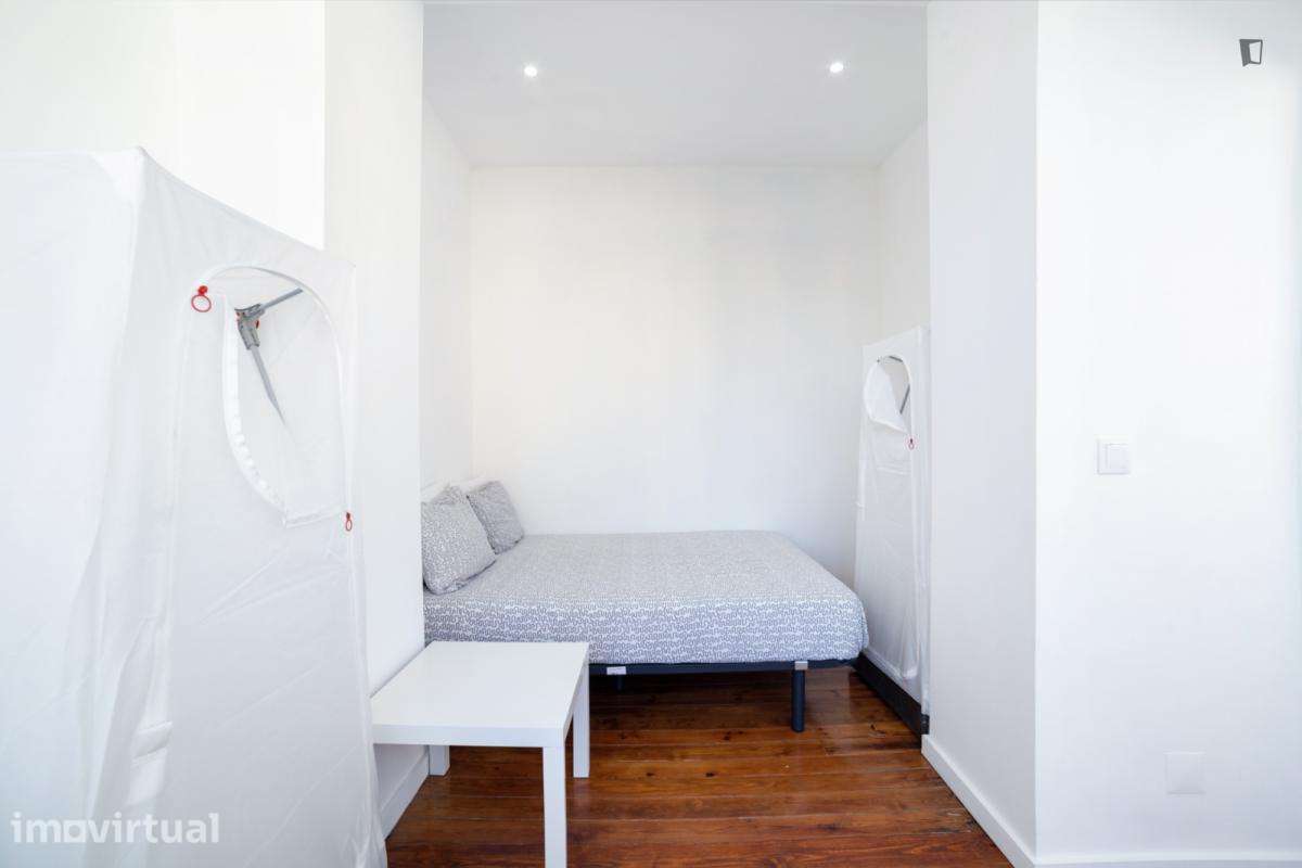 Quarto - localizado em Anjos Lisbon - Grande imagem: 2/17