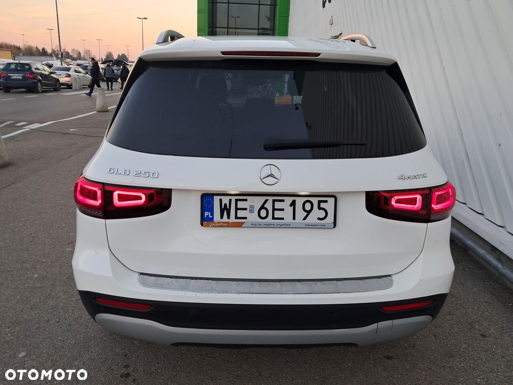 Mercedes-Benz GLB 250 4-Matic Style 8G-DCT - 2
