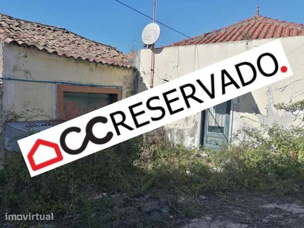 Moradia T2 para recuperar e terreno com viabilidade construtiva, em Ób