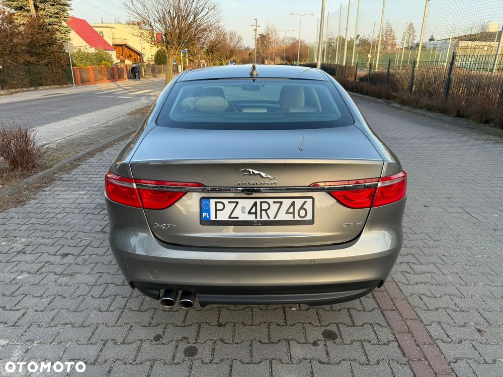 Jaguar XF 20d Portfolio - 9