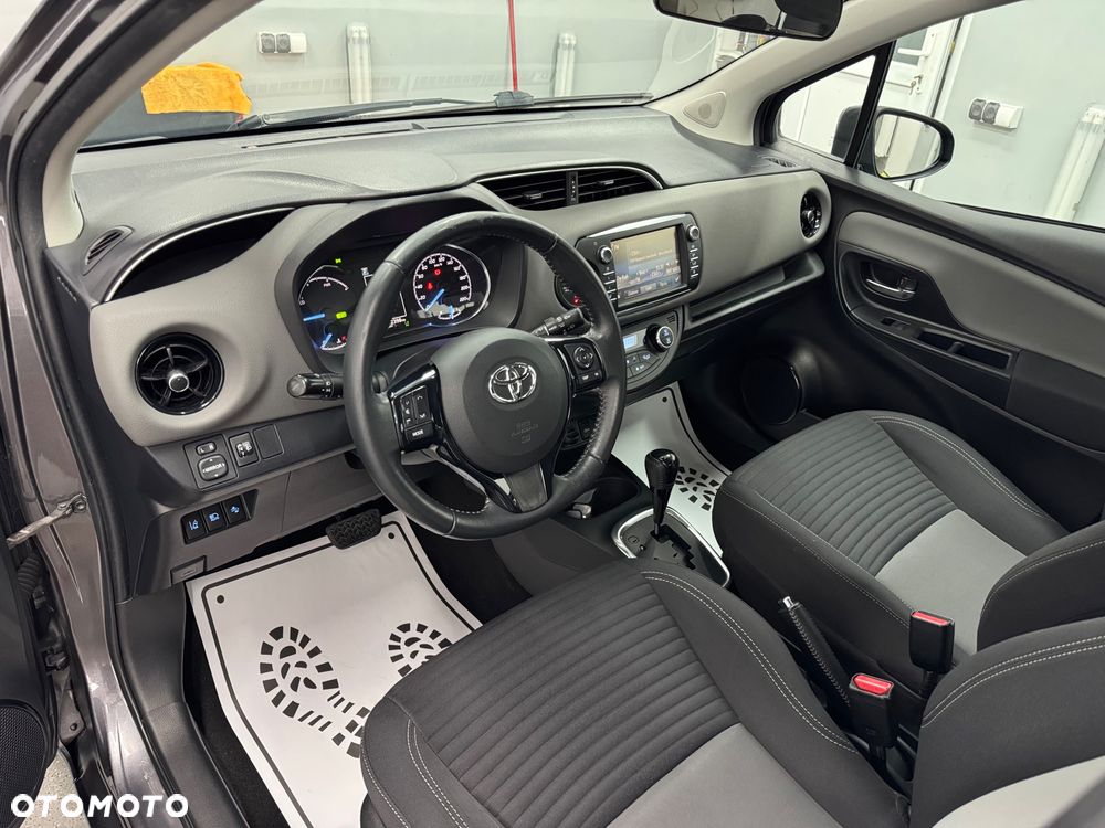 Toyota Yaris Hybrid 100 Business Edition - 12