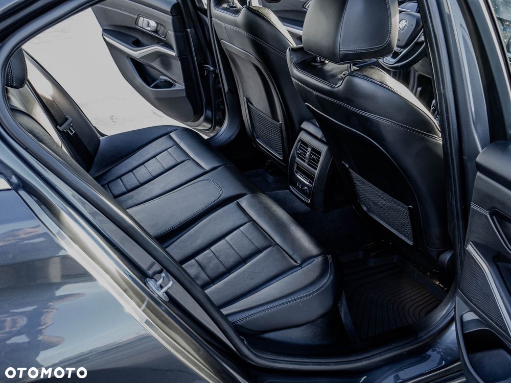 BMW Seria 3 330i xDrive Luxury Line - 4