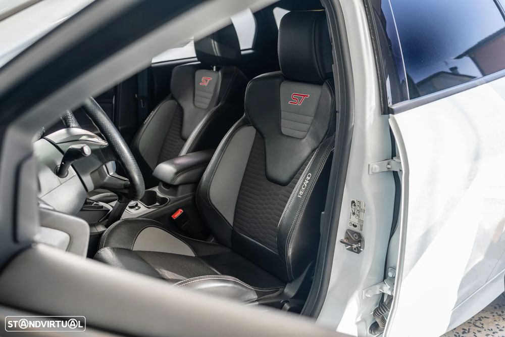 Ford Focus 2.0 EcoBoost ST c/ Pack Pele Desportiva - 11