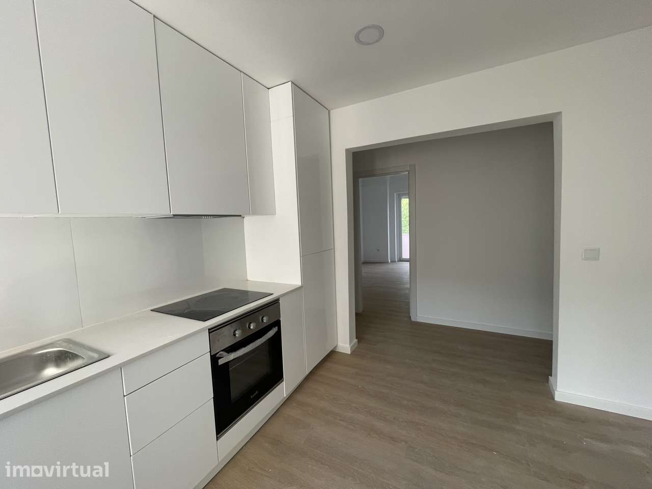Apartamento T2 com varanda na Av. Mouzinho de Albuquerque em Lisboa - Grande imagem: 2/13