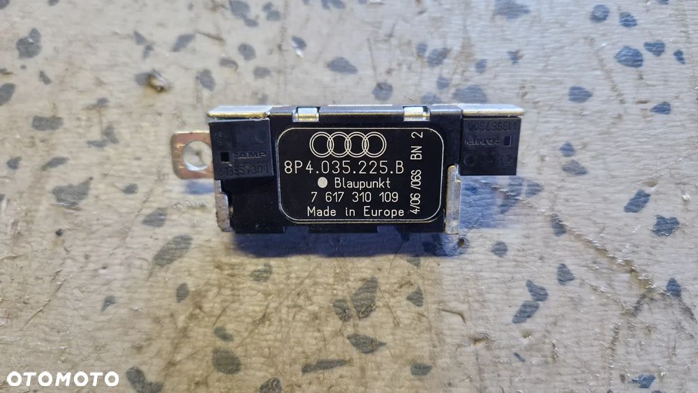 AUDI A3 8P WZMACNIACZ ANTENY 8P4035225B - 1