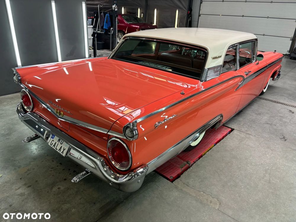 Ford Fairlane - 9