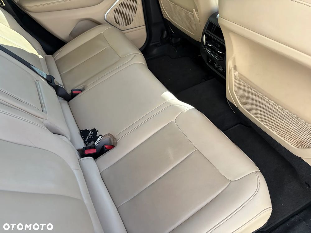 Jeep Grand Cherokee - 12
