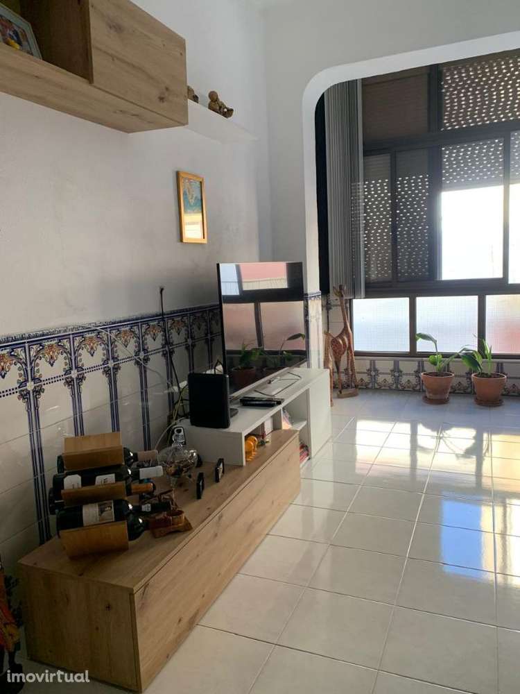 T1+1 Mobilado 1ºpiso central Bx Banheira pq José Afonso e rio Tejo - Grande imagem: 3/22