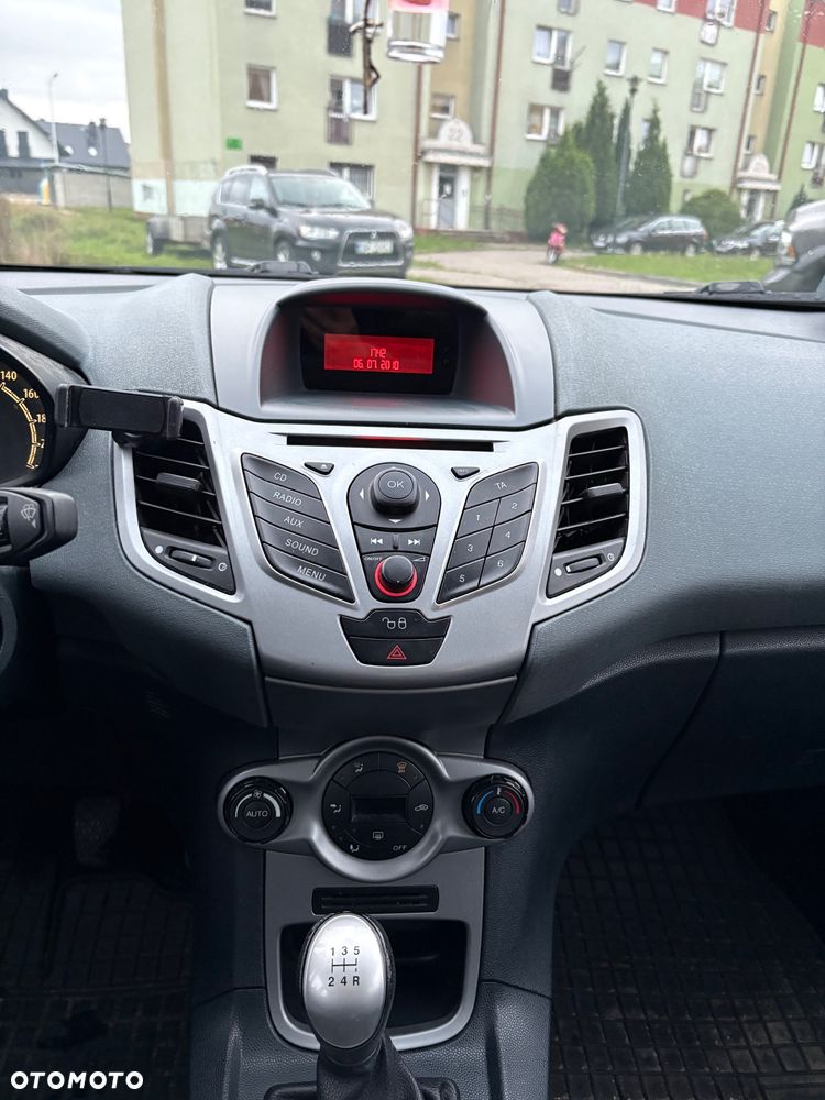 Ford Fiesta 1.25 Ghia - 10