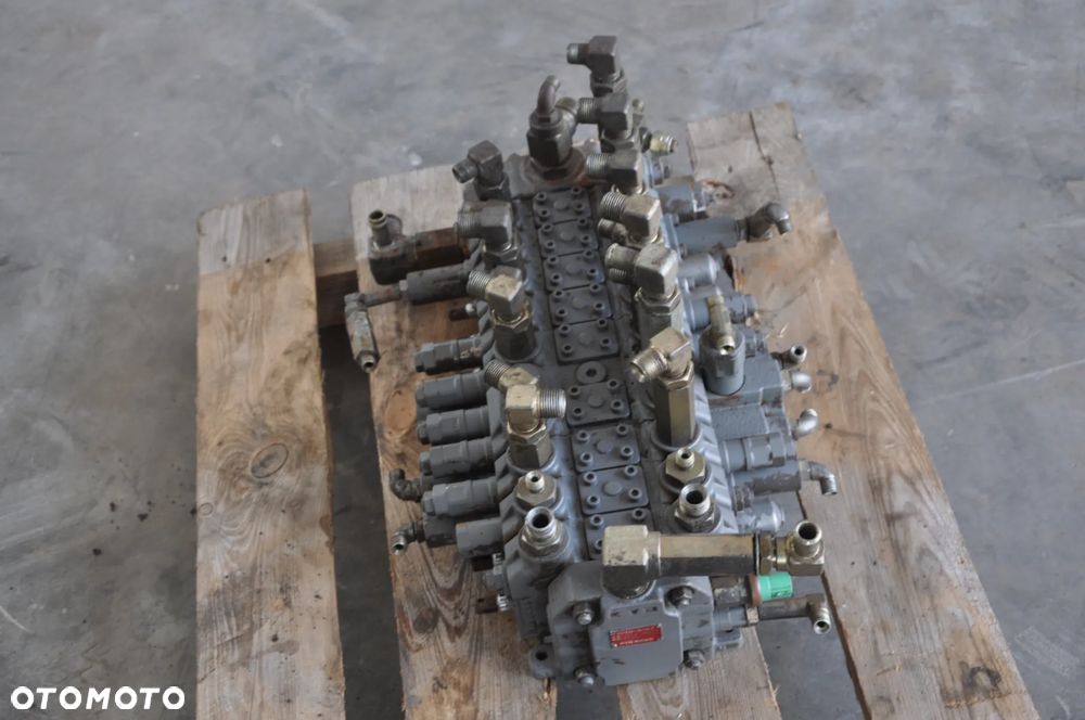 Rozdzielacz hydrauliczny Kubota KX 155-3  C0070-36914 - 4