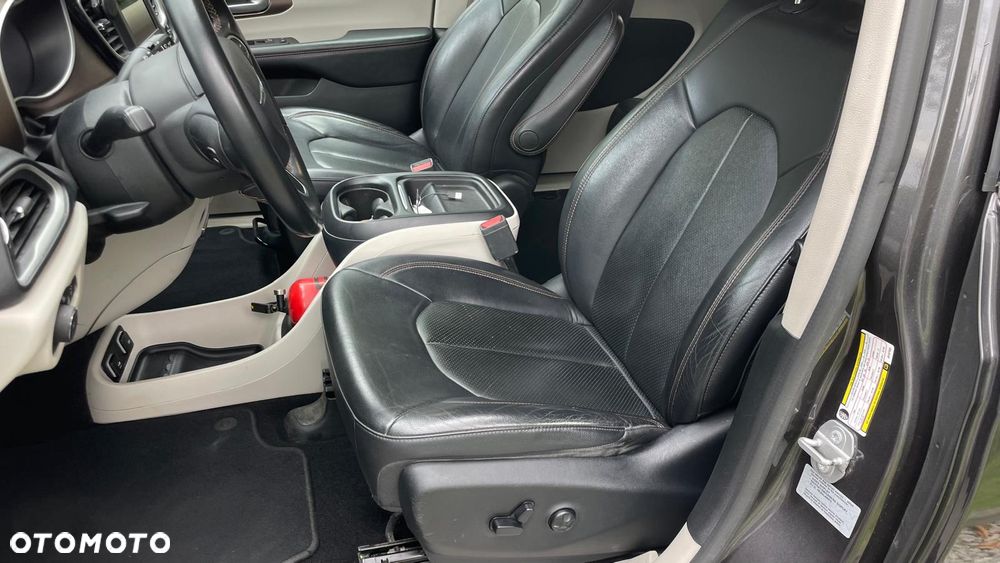 Chrysler Pacifica - 12
