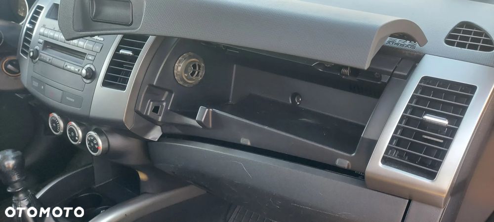 Mitsubishi Outlander 2.0 DID Intense + - 23