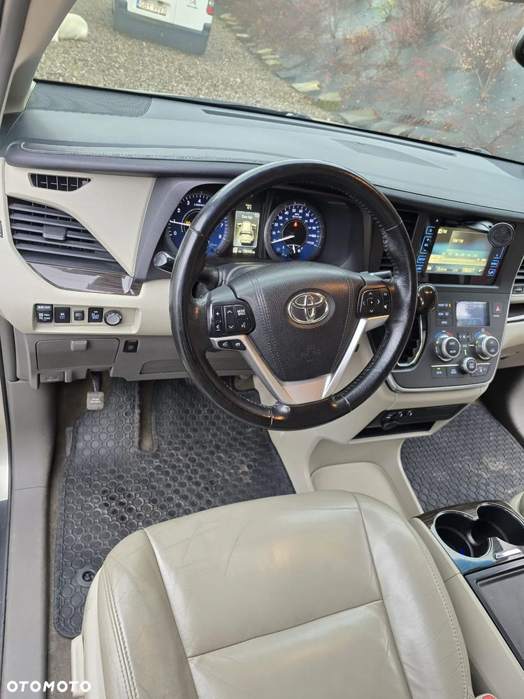 Toyota Sienna 3.5 XLE AWD - 10