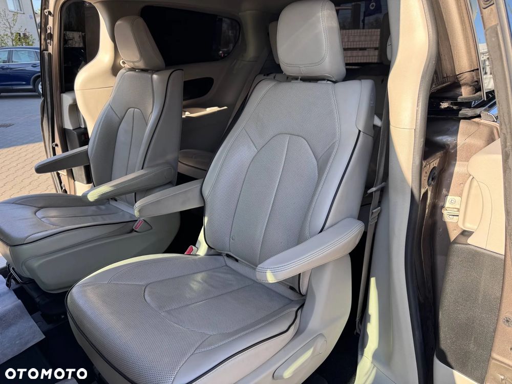 Chrysler Pacifica - 11