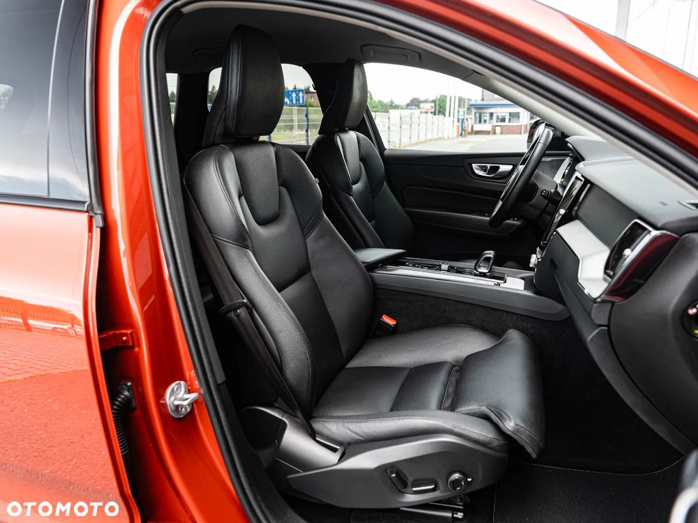 Volvo XC 60 B4 D AWD Plus Dark - 26