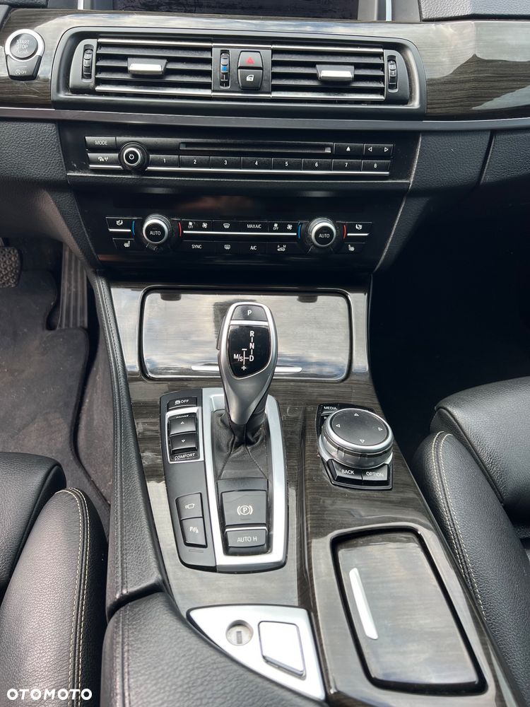 BMW Seria 5 525d Sport-Aut Luxury Line - 17