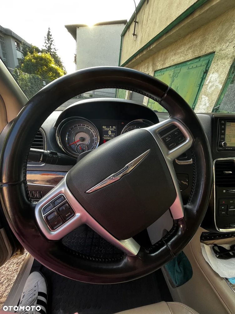 Chrysler Town & Country - 10
