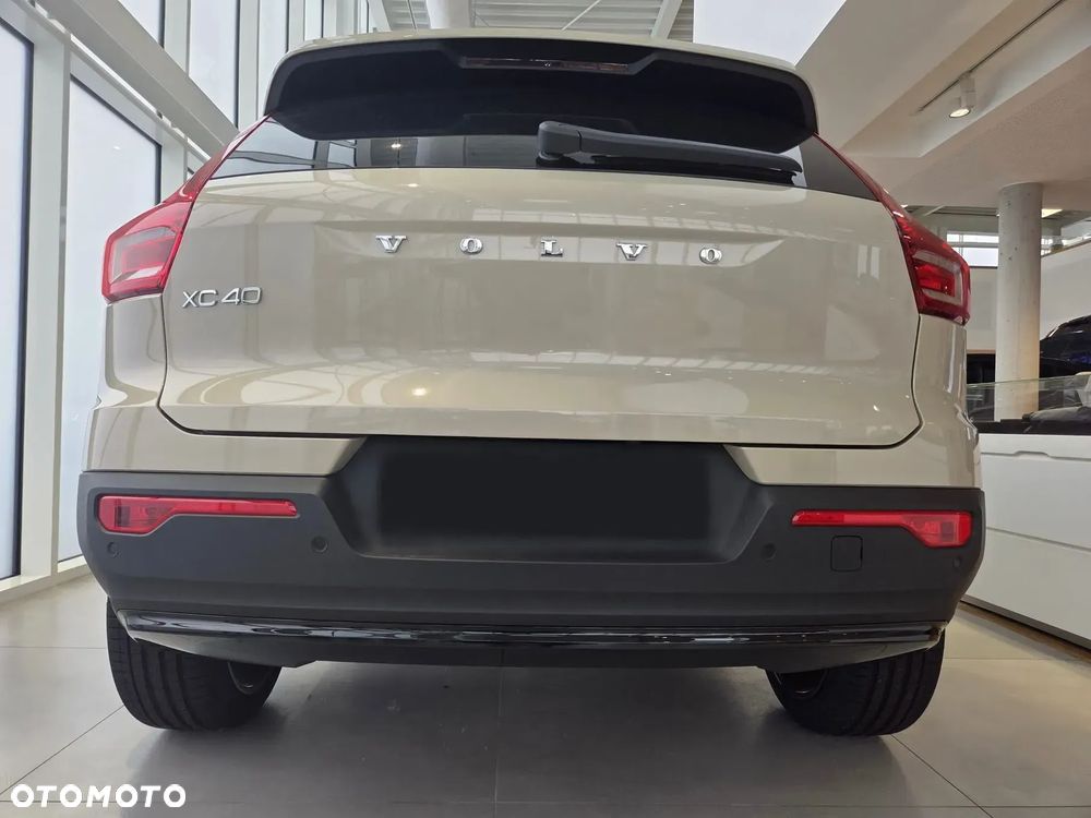 Volvo XC 40 B4 Plus Black Edition - 33