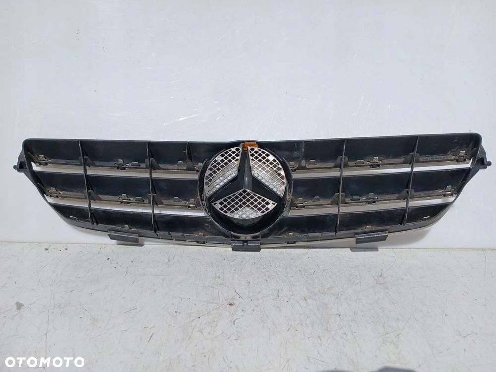 ATRAPA GRILL KRATKA MERCEDES CLK W209 LIFT A2098880052 - 2