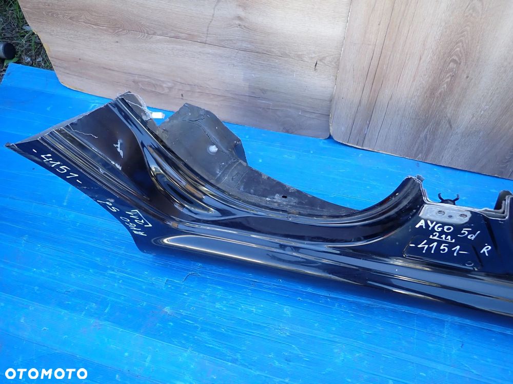 TOYOTA AYGO 06-12 PRÓG PRAWY 211 - 6