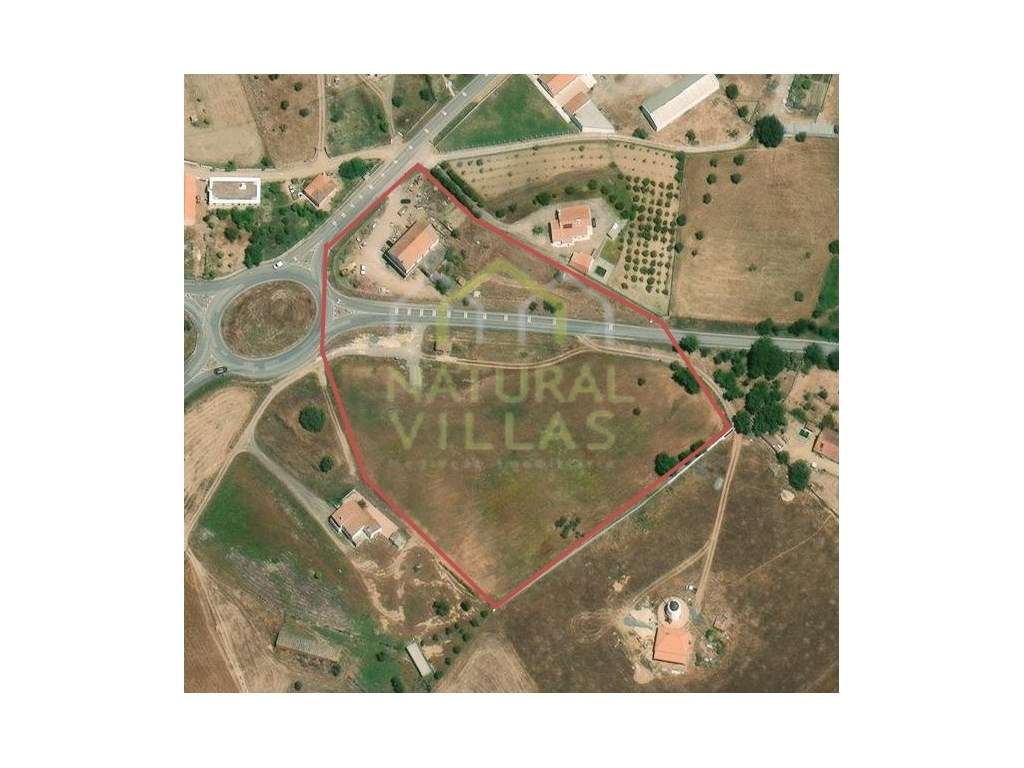 Moradia de 2 Pisos com Terreno em Santa Luzia, Beja - Grande imagem: 3/3