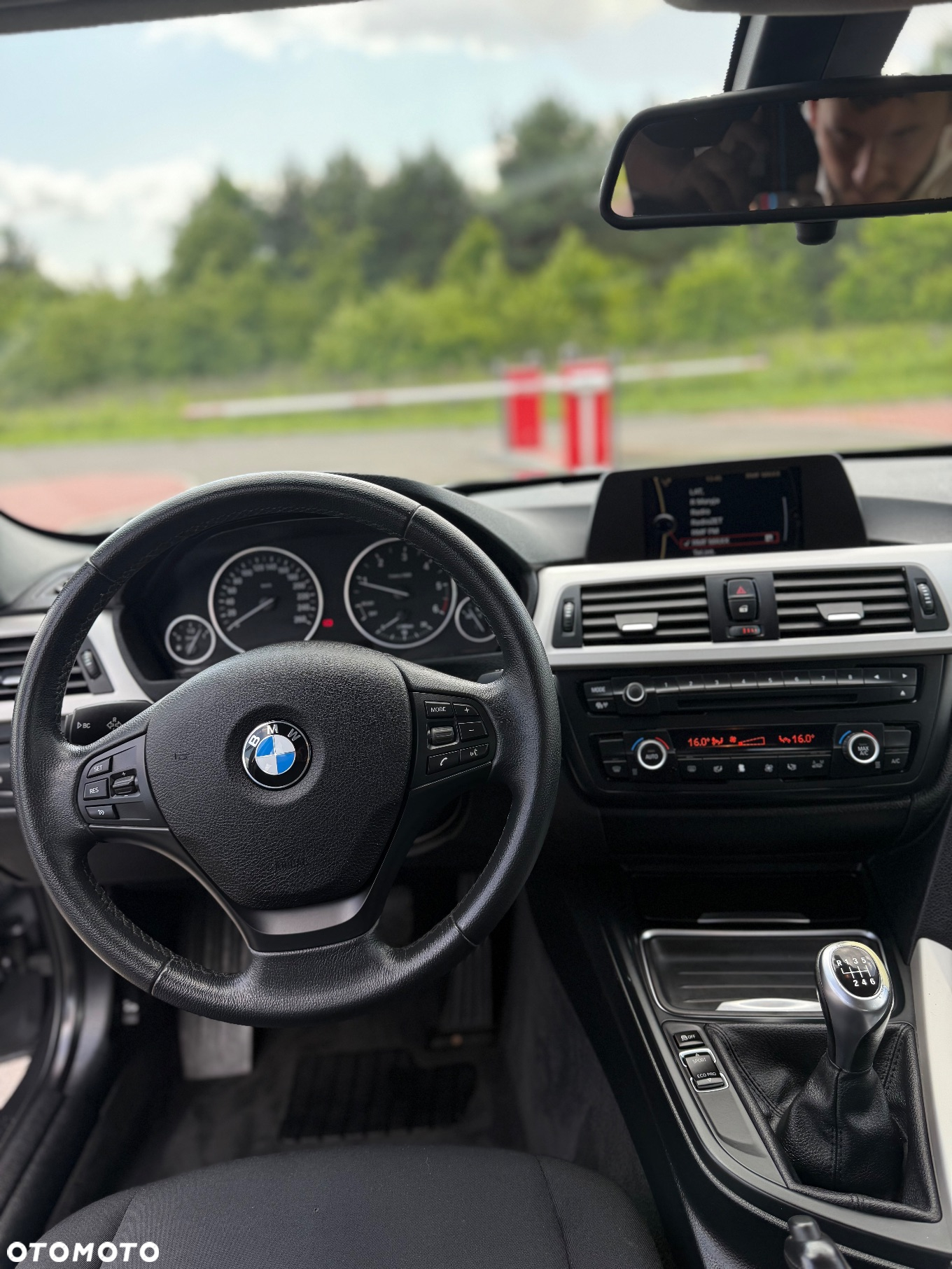 BMW Seria 3 318d Touring - 9