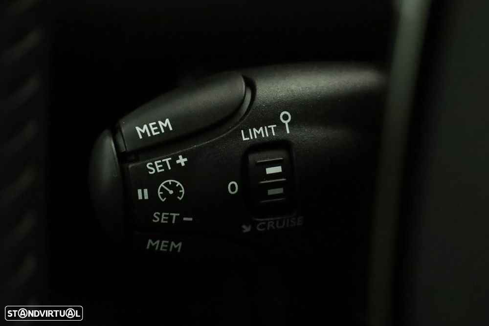 Peugeot 2008 1.2 PureTech Allure - 17