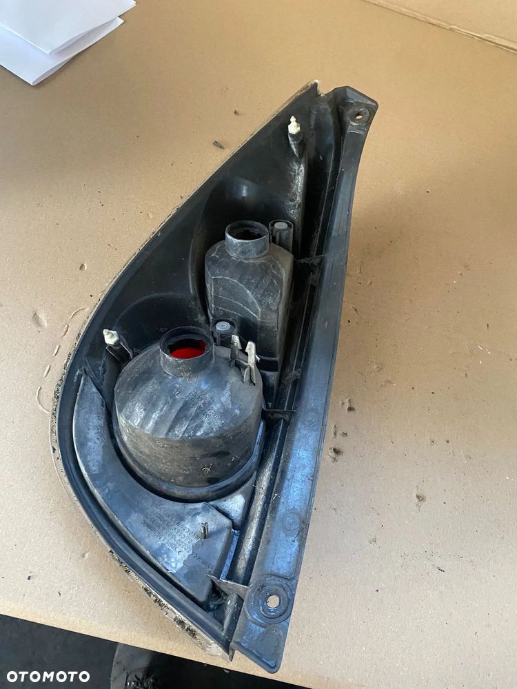 LAMPA PRAWA TYŁ TYLNIA SUZUKI LIANA - 2