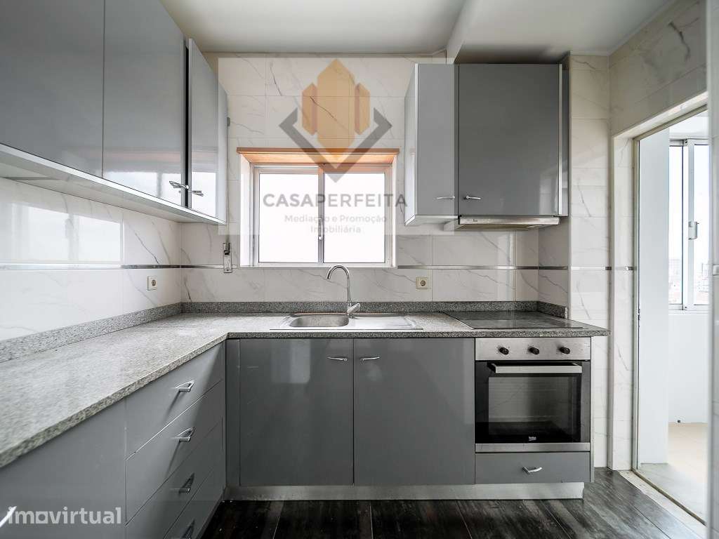Apartamento T3 de 2 Frentes com Varanda - Antas - Junto à Praça Vel... - Grande imagem: 5/36