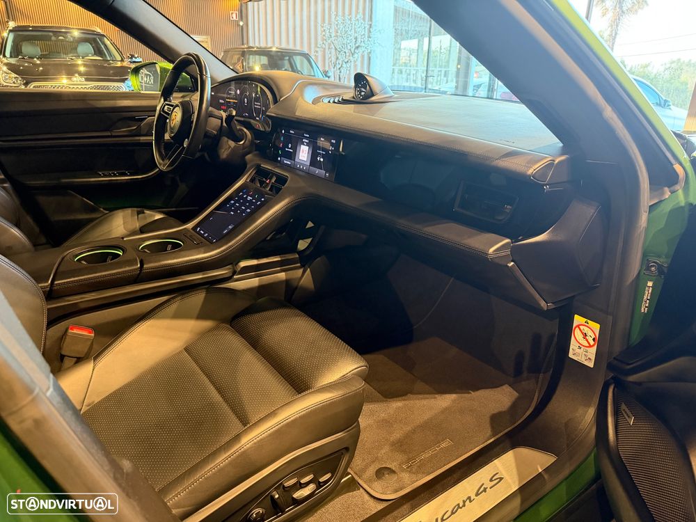 Porsche Taycan Cross Turismo 4S - 41