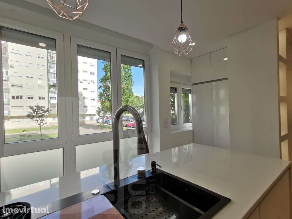 Apartamento T3 totalmente remodelado no centro Laranjeiro - Grande imagem: 2/9