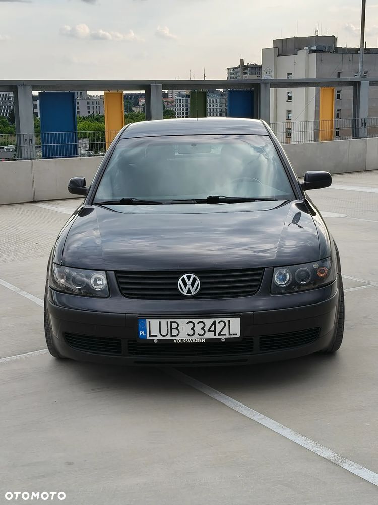 Volkswagen Passat - 1