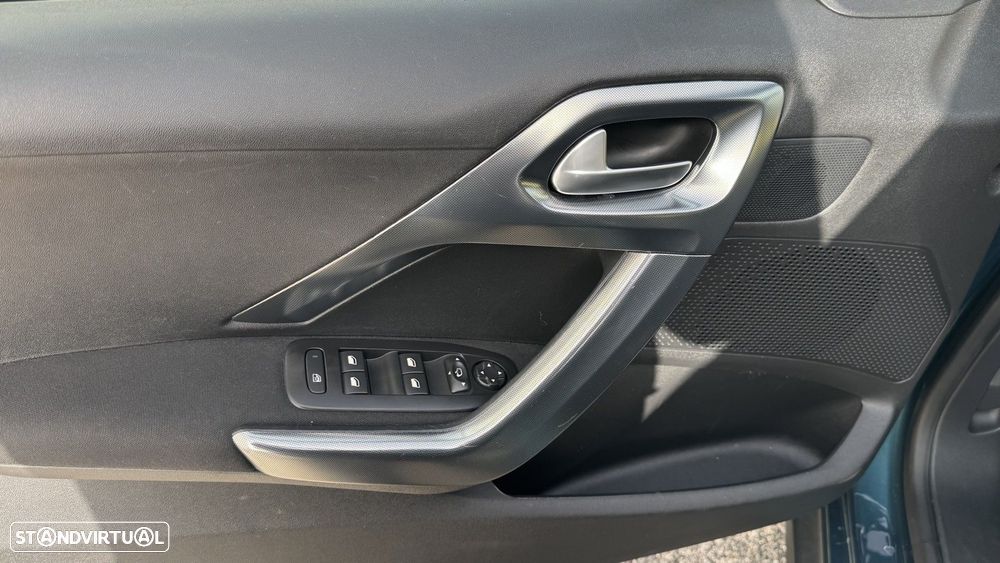 Peugeot 2008 1.2 PureTech Allure EAT6 - 11